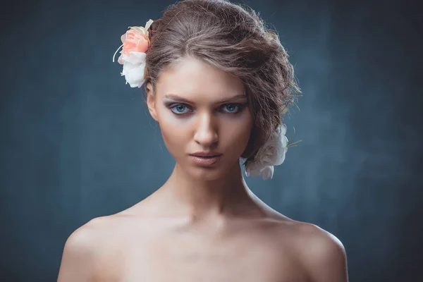 Retrato de una hermosa mujer con hermoso maquillaje y peinado. Con la decoración de una gran piedra — Foto de Stock