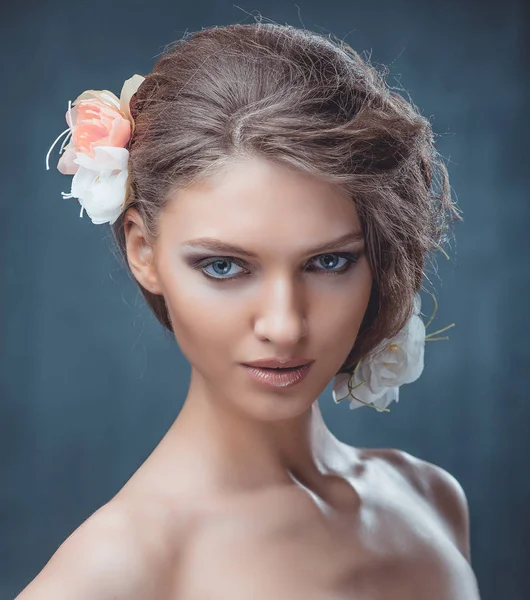 Güzel makyaj ve saç modeli ile güzel bir kadın portresi. Büyük bir taş dekorasyon ile — Stok fotoğraf