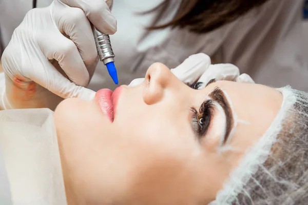 Gezonde Spa. Jonge mooie vrouw hebben permanente make-up Tattoo op haar lippen — Stockfoto