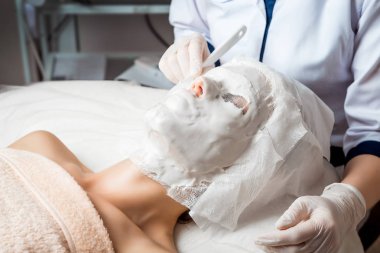 Donanım kozmetolojisi. Vücut bakımı. Spa tedavisi. Ultrason boşluğu, vücut hatları, tedavi. Kadın güzellik salonunda anti-selülit ve anti-yağ tedavisi görüyor..