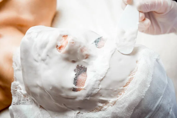 Cosmetología de hardware. Cuidado corporal. Tratamiento de spa. Tratamiento de contorno corporal de cavitación por ultrasonido. Mujer recibiendo terapia anti-celulitis y anti-grasa en el salón de belleza. —  Fotos de Stock