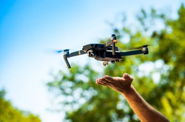 Drone quadcopter ile dijital fotoğraf makinesi. Gökyüzüne karşı