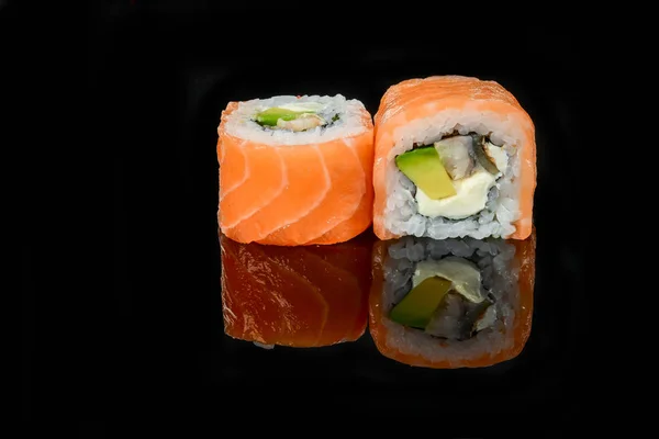 传统的日本新鲜寿司卷在黑色背景上 — 图库照片
