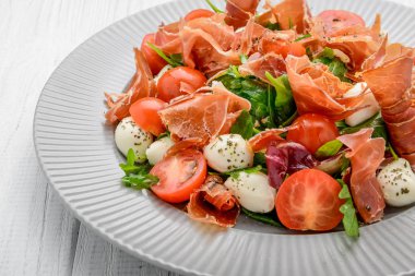 Kurutulmuş domates, et ve hardal, mozzarella peyniri, jambon ile taze sebze salatası