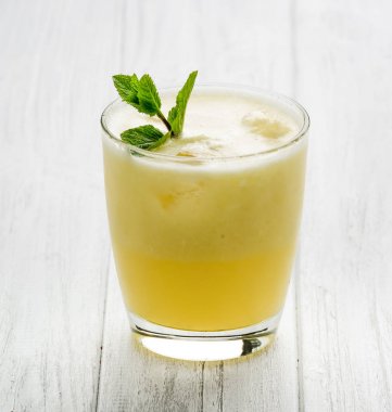 taze sıkılmış limon suyu küçük kase