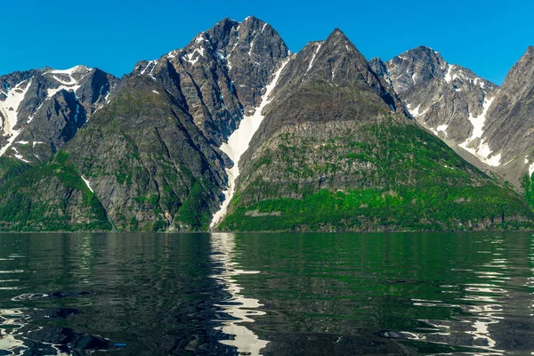 Klippor i Sognefjorden, den tredje längsta fjorden i världen och störst i Norge. — Stockfoto