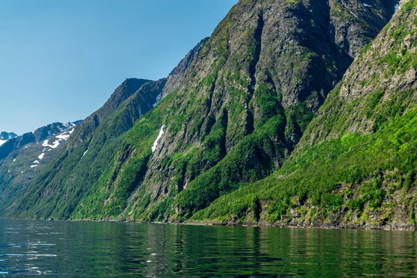 Skály v Sognefjordu, třetím nejdelší fjordu na světě a největší v Norsku. — Stock fotografie