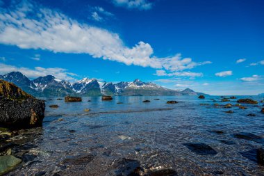 Sognefjord, dünyanın en uzun üçüncü fiyort ve Norveç'te en büyük Rocks.