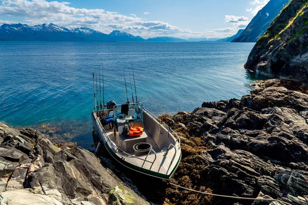 Рыбацкая лодка в море. Норвежские фьорды. Катер — стоковое фото