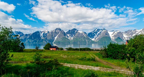 Klippor i Sognefjorden, den tredje längsta fjorden i världen och störst i Norge. — Stockfoto