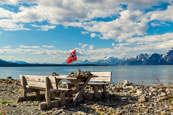 野餐地点休息停止区木桌装饰和挪威国旗在湖峡湾岸边。假期放松在旅途中。斯堪的纳维亚欧洲. — 图库照片