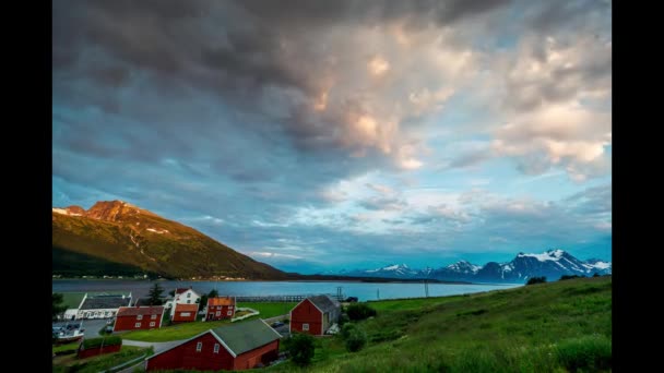 Timelapse día a noche transtición de fiordo noruego con aguas tranquilas al atardecer . — Vídeo de stock