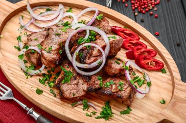 Aile barbekü parti için beyaz plaka piknik masada sebze ile çeşitli lezzetli ızgara et