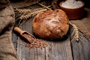 Ahşap masada taze pişmiş geleneksel ekmek..