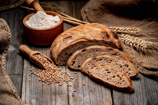 Nybakat traditionellt bröd på träbord. — Stockfoto