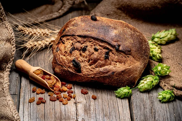 Pão tradicional acabado de assar na mesa de madeira. — Fotografia de Stock