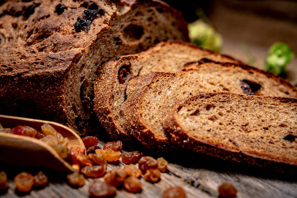 Свежеиспеченный традиционный хлеб на деревянном столе.