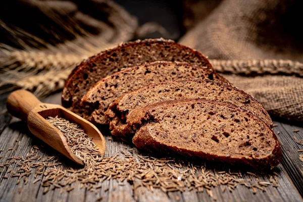 Bröd rågspikelets. Nybakat traditionellt bröd på träbord. — Stockfoto