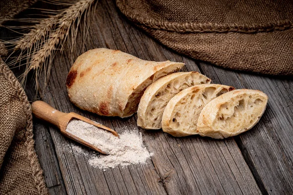 Ciabatta Bröd på det framlagda träet. Hälsosam mat — Stockfoto