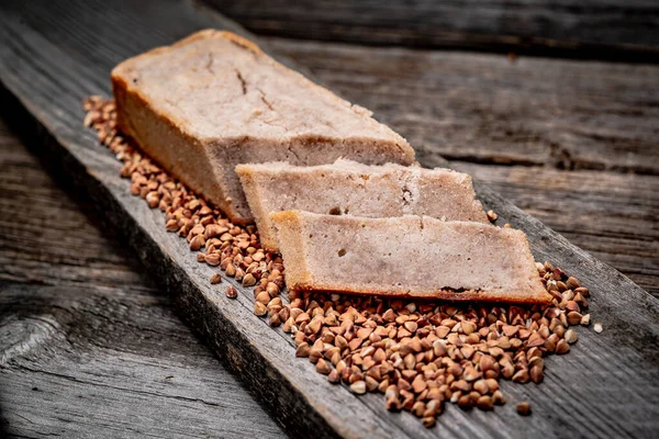 Boekweit brood. Vers gebakken traditioneel brood op houten tafel. — Stockfoto
