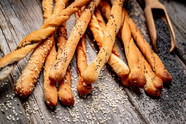 Palitos de pan sobre un fondo de madera. Alimento saludable —  Fotos de Stock