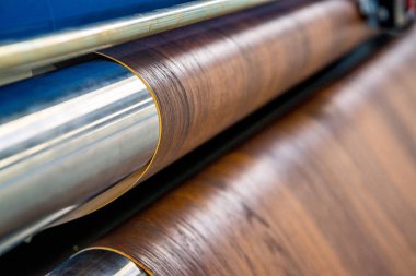 Makine lamel üzerinde yapışkan uygulanması için