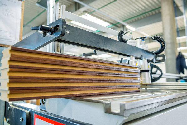 столярный цех со старыми машинами
