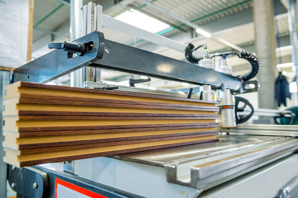 столярный цех со старыми машинами
