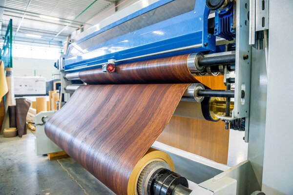 Машина для нанесения клея на ламеллу
