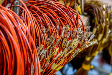 Arabalarda kurulum için elektrik kablolarının bobinleri