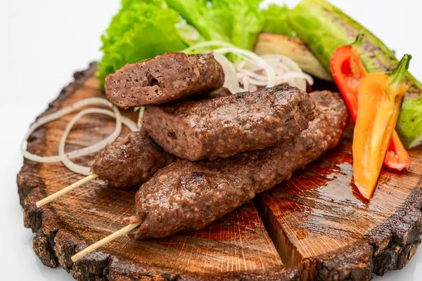 Lamm kebab på servering ombord med grönsaker — Stockfoto