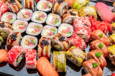 Suşi seti - Maki suşi alaskan rulo, yin yang roll ve Nigiri suşi ton balığı, somon, yılan balığı. Ahşap arka planda