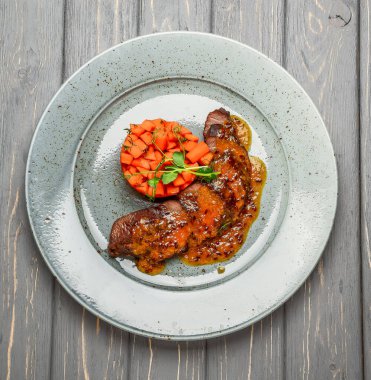 Biber soslu biftek seti, patates ve biraz sebze, ahşap tahtada..