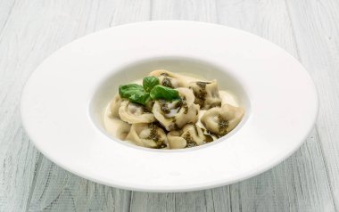 Et köftesi, mantı, ahşap zemin üzerinde pesto soslu et.