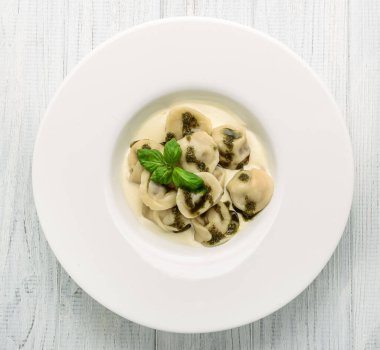 Et köftesi, mantı, ahşap zemin üzerinde pesto soslu et.