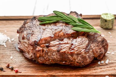 Ahşap kesme tahtasında baharatlı ızgara biftek. ahşap arkaplanda