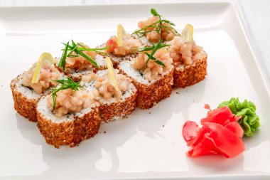 Somon, avokado ve peynirli sıcak kızarmış suşi. Suşi menüsü. Japon yemeği..