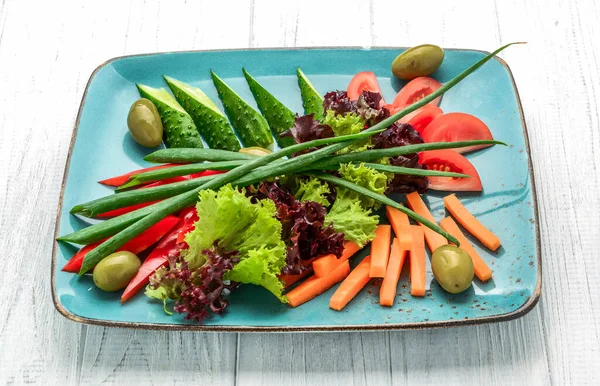 Различные Нарезанные Свежие Овощи Цветовой Пластине Деревянном Фоне — стоковое фото