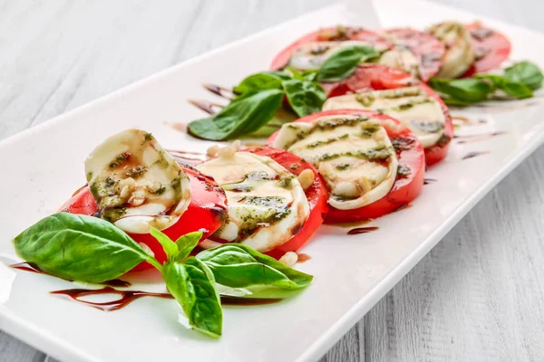 Salada Caprese Com Mussarela Tomate Manjericão Vinagre Balsâmico Dispostos Placa — Fotografia de Stock