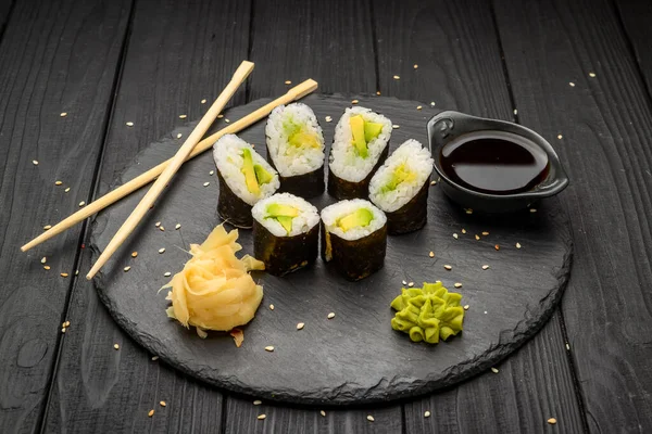 Traditionella Maki Sushi Rullar Med Avokado Svart Platta Komposition Med — Stockfoto
