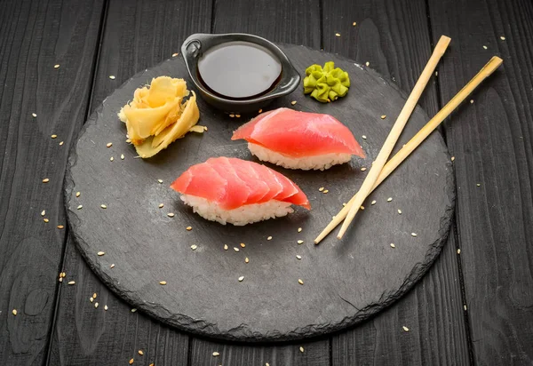 Två Sushi Tonfisk Sushi Tonfisk Svart Bakgrund — Stockfoto