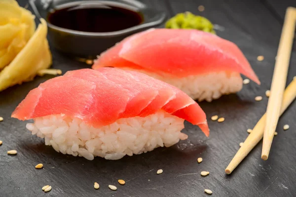 Två Sushi Tonfisk Sushi Tonfisk Svart Bakgrund — Stockfoto