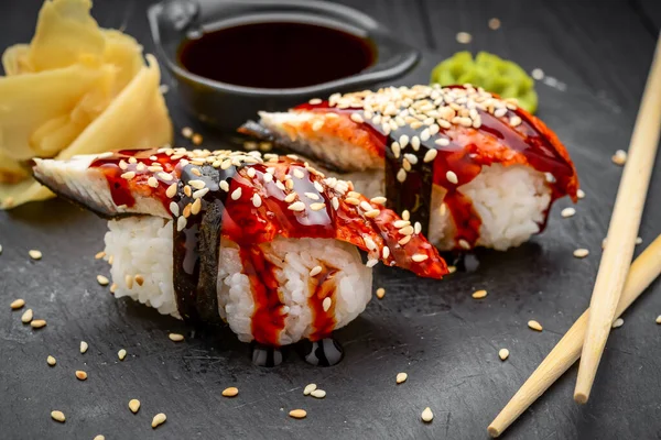 Nigiri Sushi Med Svart Bakgrund Traditionell Japansk Mat — Stockfoto