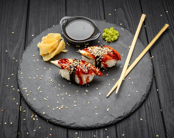 Nigiri Sushi Con Anguilla Sfondo Nero Cucina Tradizionale Giapponese — Foto Stock