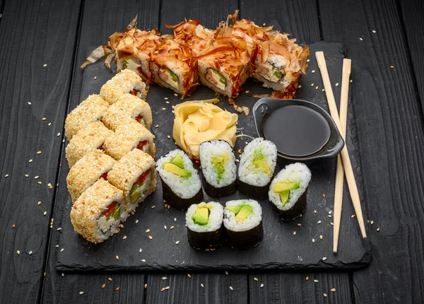 Sushi Set Nigiri Och Sushi Rullar Serveras Svart Sten Skiffer — Stockfoto