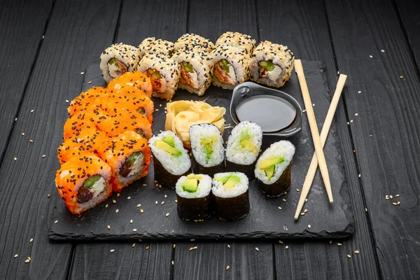 Sushi Set Nigiri Och Sushi Rullar Serveras Svart Sten Skiffer — Stockfoto