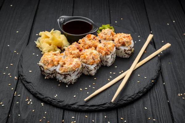 Sushi Set Nigiri Och Sushi Rullar Serveras Svart Sten Skiffer — Stockfoto