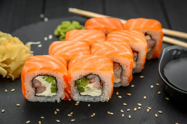 Sushi Roll Filadelfia Łososiem Awokado Serem Śmietankowym Czarnym Tle Menu — Zdjęcie stockowe