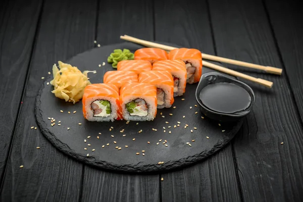 Sushi Rulle Philadelphia Med Lax Avokado Färskost Svart Bakgrund Sushi — Stockfoto
