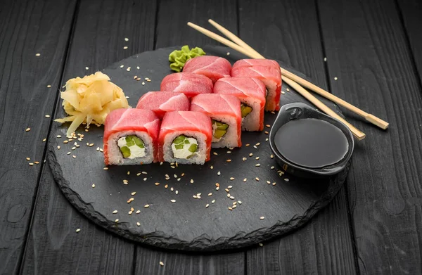 Sushi Con Queso Crema Filadelfia Atún Sobre Fondo Negro — Foto de Stock